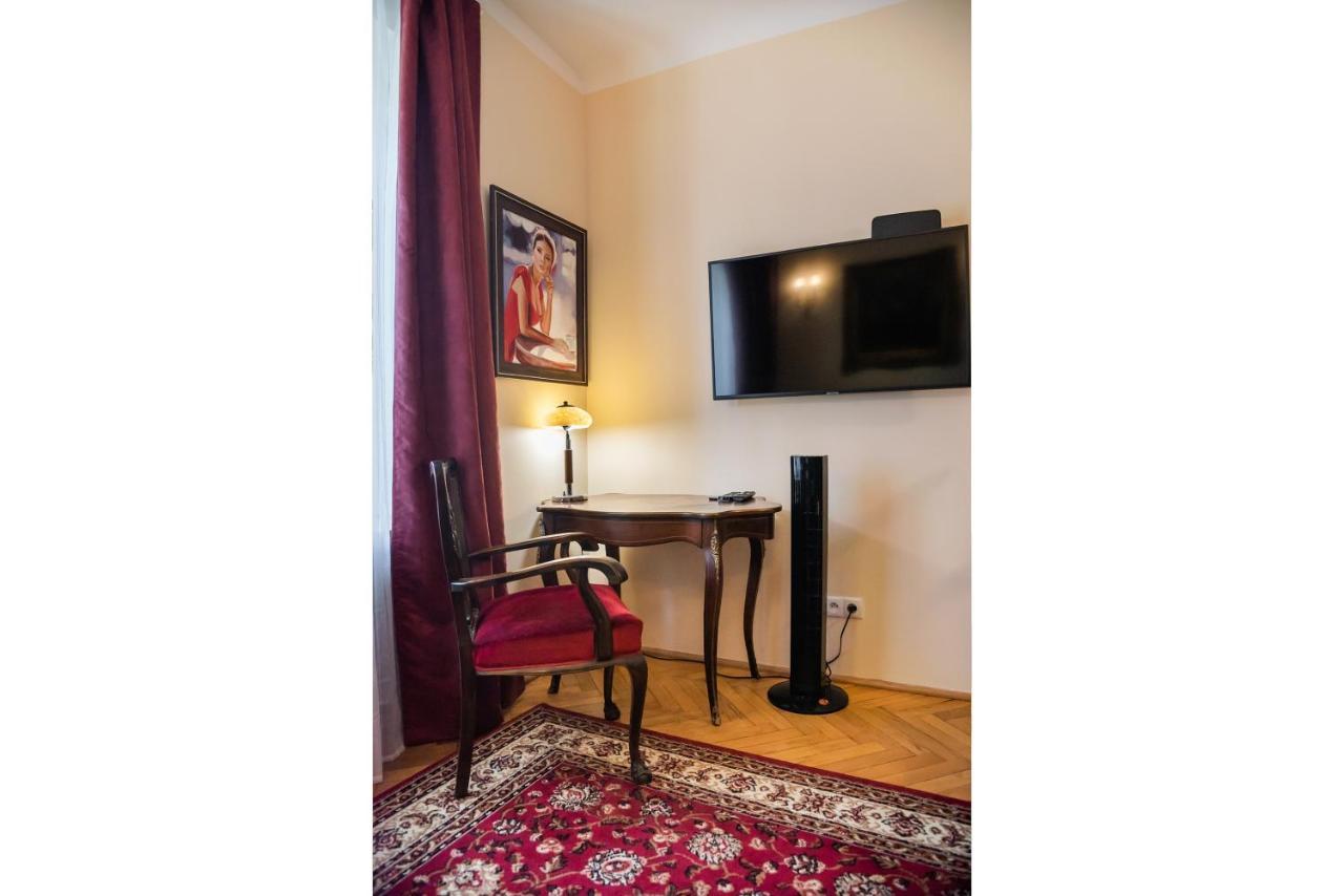Downtown Antique Apartment Varsavia Esterno foto